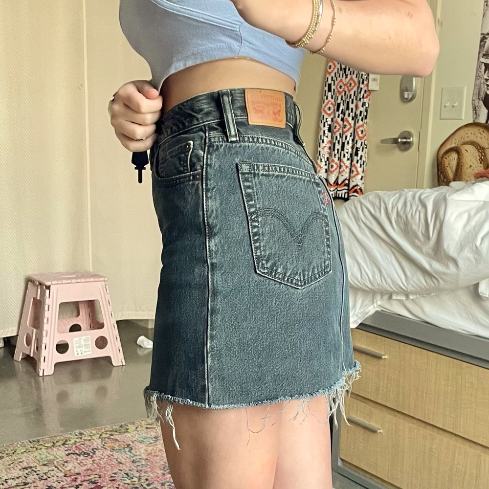 Levi’s Red Tag Washed Black Denim Skirt!!